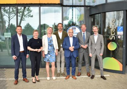 Directeur Scalda en wethouders van verschillende gemeenten voor het gebouw van Scalda in Middelburg